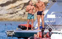 Sắp hồi phục chấn thương, Ronaldo cười tít mắt trên du thuyền ở Ibiza