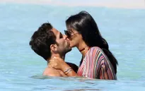 Ung dung du lịch, Fabregas đã bị Chelsea cho ra rìa?