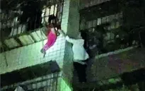 “Người nhện" cứu bé 2 tuổi lơ lửng ngoài cửa sổ