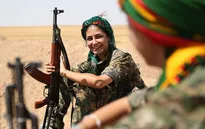 Những bóng hồng người Kurd khoác áo lính chống IS