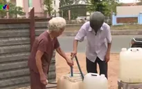Bà cụ phát nước ngọt miễn phí ở tâm vùng hạn mặn