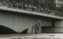 Trận lụt lịch sử thu hút khách du lịch tại Paris, Pháp