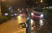 Mưa lớn kinh hoàng, TP.HCM "hứng chịu" trận ngập lịch sử