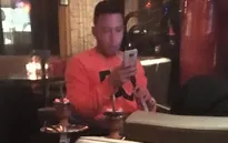 "Chán" Man Utd, Depay hồn nhiên phì phèo shisha