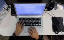 Công chức Singapore không được truy cập internet ở công sở