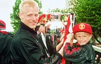 Kỳ lạ: Kasper và cha Peter Schmeichel vô địch cùng một ngày