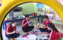Giáo viên mầm non biến vật liệu phế thải thành đồ dùng đồ chơi dạy học