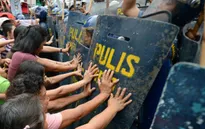 Philippines: Xe cảnh sát cán người biểu tình