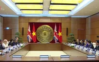Phó CTQH Tòng Thị Phóng hội đàm với Phó Chủ tịch Hạ viện Vương quốc Anh