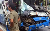 Xe tải dìu xe khách mất phanh đổ đèo thoát tai nạn thảm khốc