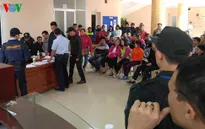 Xếp hàng dài mua vé xem ĐT Việt Nam - Indonesia qua đường công văn