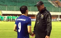 HLV Riedl đội mưa tới thăm các thành viên ĐT Việt Nam trên sân tập