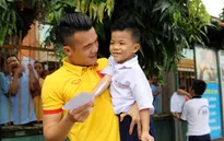 ĐTQG Việt Nam thăm làng trẻ SOS: Tiếp thêm động lực từ những vòng tay yêu thương