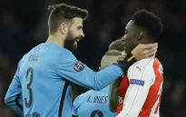 HLV Barcelona chỉ đạo Pique phạm lỗi để tẩy thẻ?