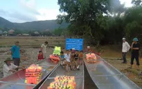 Cộng đồng người Việt tại Nga tặng thuyền người dân vùng lũ