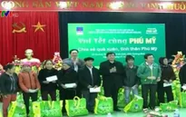 Nhiều phần quà Tết được trao cho hộ nghèo tỉnh Quảng Bình