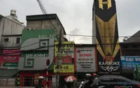 Hầu hết quán karaoke ở quận Đống Đa có biển quảng cáo lấp kín 70% mặt tiền