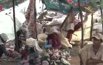 Mưu sinh trên bãi rác, người dân ăn, ngủ với "tử thần"