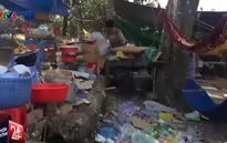 Rác thải "vô tư" chất đống tại ngôi chùa nổi tiếng ở Bình Dương