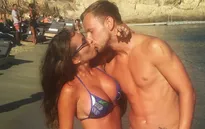 Rakitic lãng mạn bên bà xã nóng bỏng trên bãi biển Hy Lạp