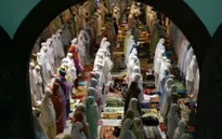 Người dân các nước Hồi giáo bước vào tháng lễ Ramadan