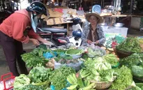 Nắng nóng khiến giá rau xanh tăng gấp mấy lần