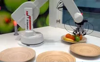 Cánh tay robot thu hoạch trái cây