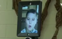 Robot đi học thay con người