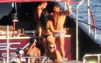 Gái lạ ve vãn Ronaldo trên du thuyền hạng sang