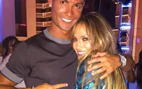 Ronaldo chúc mừng sinh nhật J-Lo bằng cái ôm chặt cứng