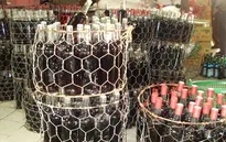 Rượu giả - thủ phạm của hàng trăm vụ ngộ độc rượu mỗi năm