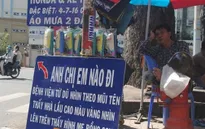 Tấm biển chỉ đường, bình nước miễn phí của người đàn ông nghèo không biết chữ