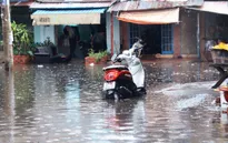 TP.HCM: Đường phố lại biến thành sông sau mưa lớn