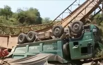 Liên tiếp xảy ra các vụ sập cầu do xe quá tải