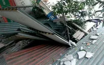 Sập bê tông tại Hà Nội, thủng 3 mái nhà