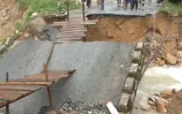 Mưa lũ làm sập cầu tại miền núi Quảng Nam