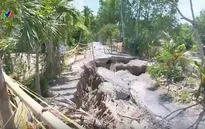 Khô hạn làm sạt lở đường nghiêm trọng ở Cà Mau