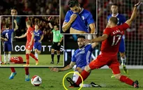 Cận cảnh pha vào bóng rợn người của Fabregas với hậu vệ Liverpool