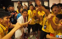 VIDEO hậu trường: Thầy trò ĐT U19 Việt Nam cảm ơn người hâm mộ
