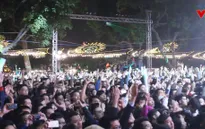 Hồ Hoàn Kiếm náo nhiệt khi hàng ngàn người "countdown" đón năm mới