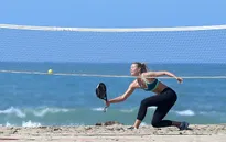 Hậu scandal, Sharapova nóng bỏng luyện tennis trên bờ biển