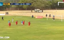 Chết cười với phiên bản lỗi của Messi và Suarez trên chấm 11m