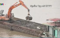 Vụ tàu đổ bùn thải xuống sông Hồng: Tạm đình chỉ 3 cảnh sát