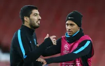 Suarez suýt lỡ đại chiến Arsenal vì… quên hộ chiếu