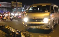 TP.HCM: Rẽ sang đường, thanh niên bị ô tô tông nguy kịch