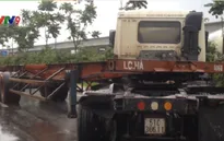 Va chạm giữa 2 xe container trên Xa lộ Hà Nội