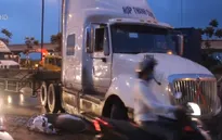 Xe máy va container, cô gái trẻ nhập viện