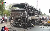 Hiện trường hai xe khách tông nhau bốc cháy khiến 13 người tử vong