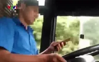 Vừa lái xe vừa dùng điện thoại, tài xế bất chấp tính mạng của hành khách