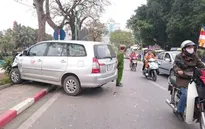 Ô tô bất ngờ nổ lốp, gây tai nạn cho 5 xe máy